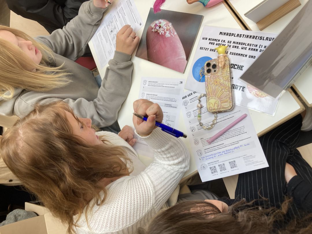 Sch&uuml;ler*innen arbeiten in einer Gruppenarbeit.