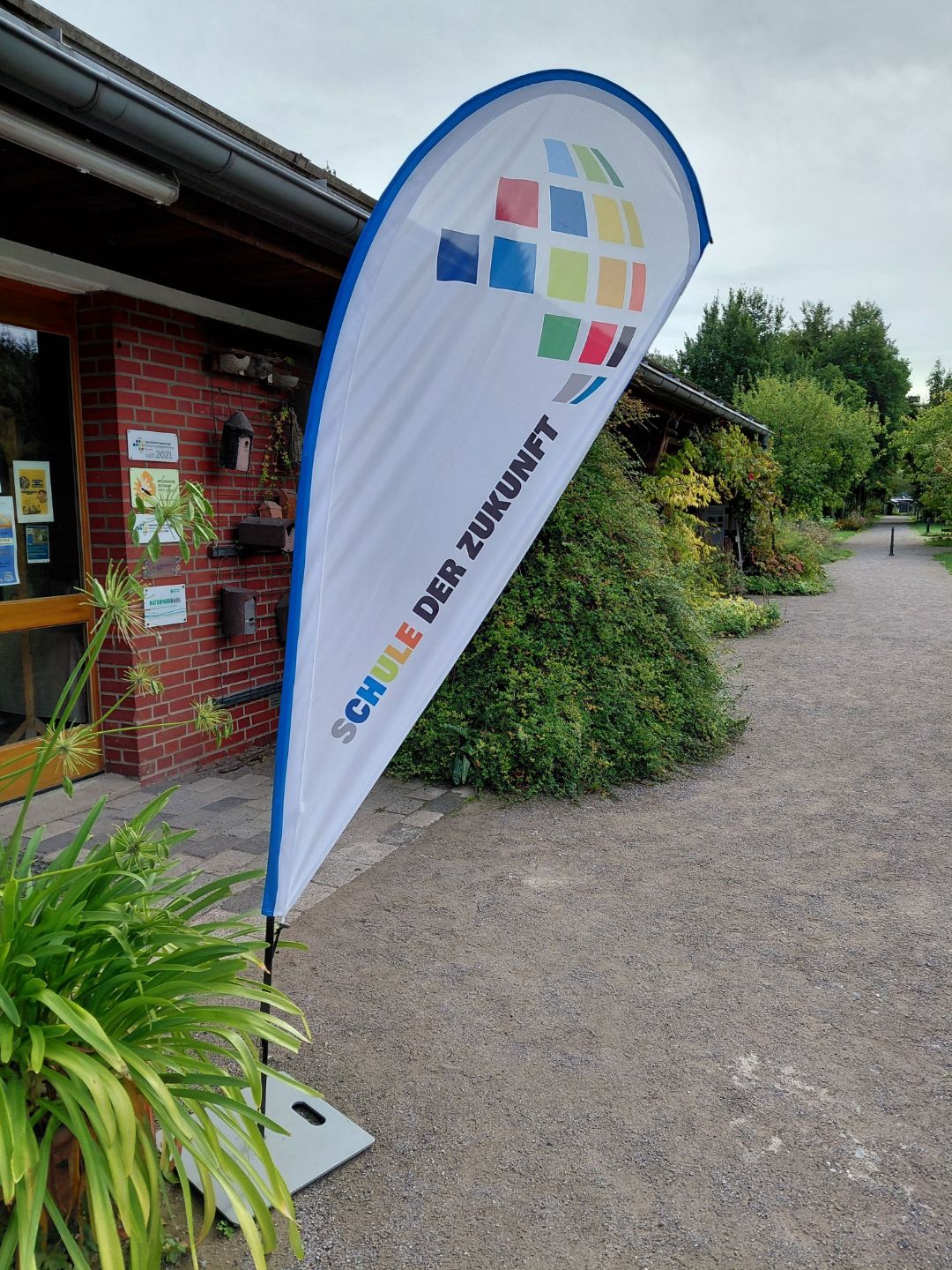 Eine Flagge des Landesprogramms Schule der Zukunft steht vor dem Geb&auml;ude des Biologischen Zentrums.