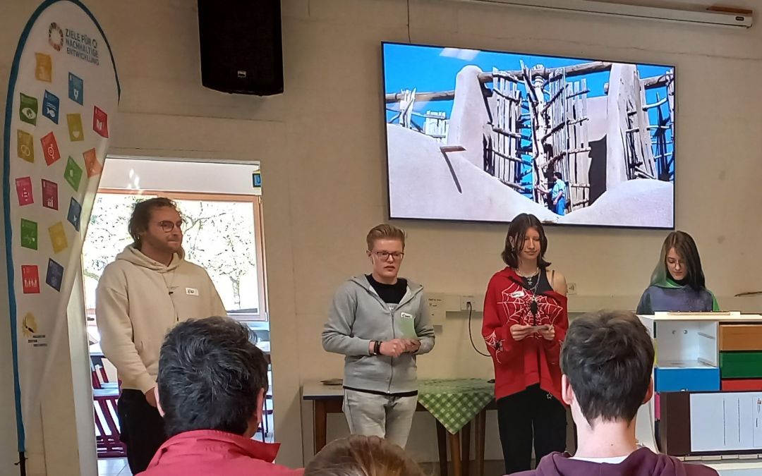 2 Sch&uuml;lerinnen und 2 Sch&uuml;ler stellen mit Hilfe einer Powerpointpr&auml;sentation ein Projekt vor.