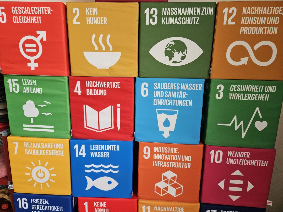 Die SDGs als Sitzw&uuml;rfel gestapelt