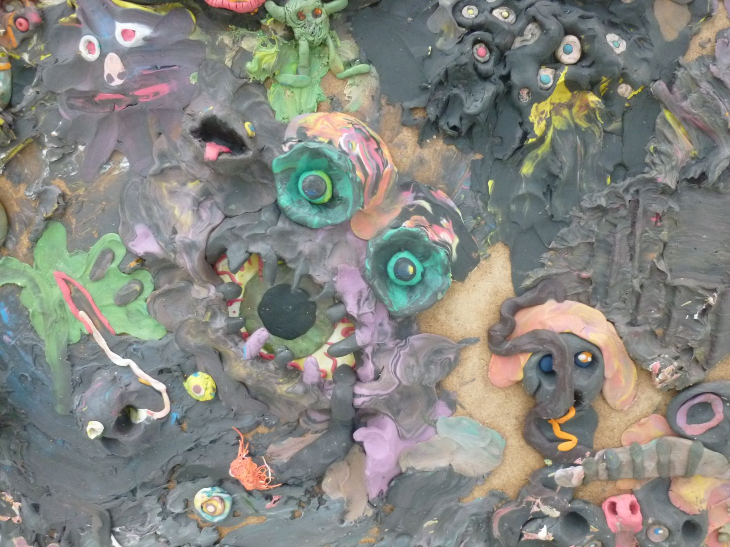 M&uuml;llmonster in knete und ganz bunt