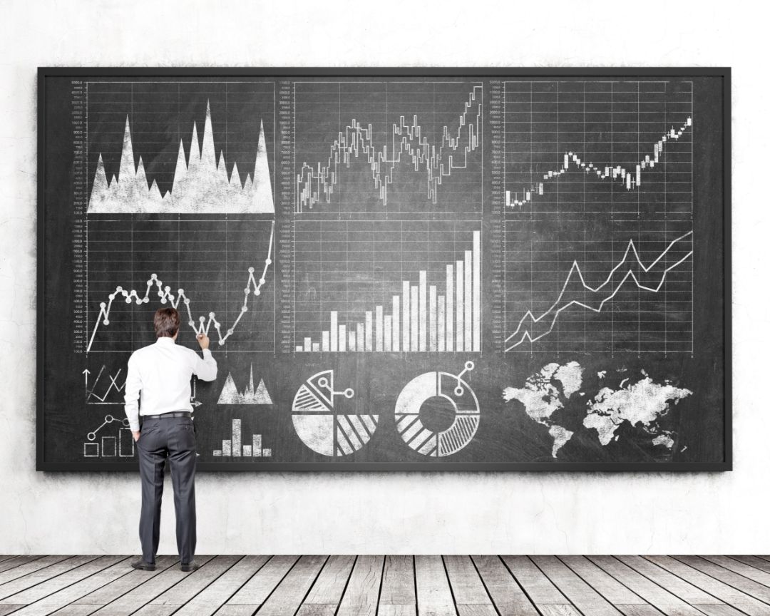 Mann malt Balken und S&auml;ulen an die Wand.