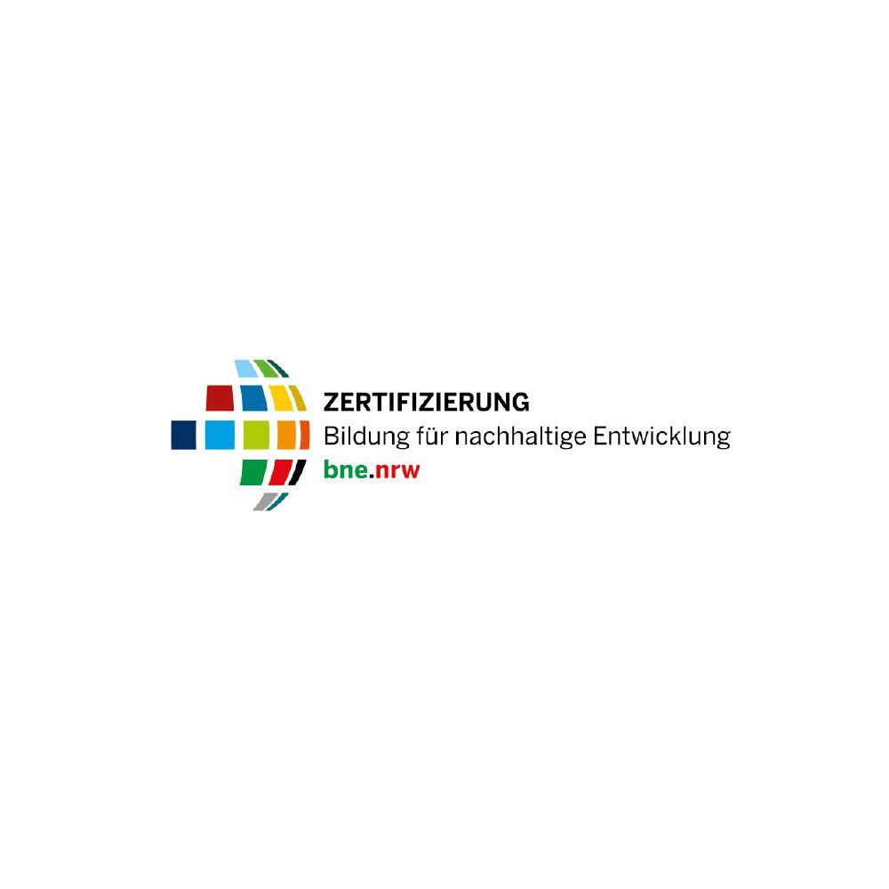 Das Logo der BNE-Zertifizierung NRW setzt sich aus einem stilisierten, bunten Globus und den zwei Schriftz&uuml;gen "Bildung f&uuml;r nachhaltige Entwicklung" und darunter "bne.nrw" zusammen.