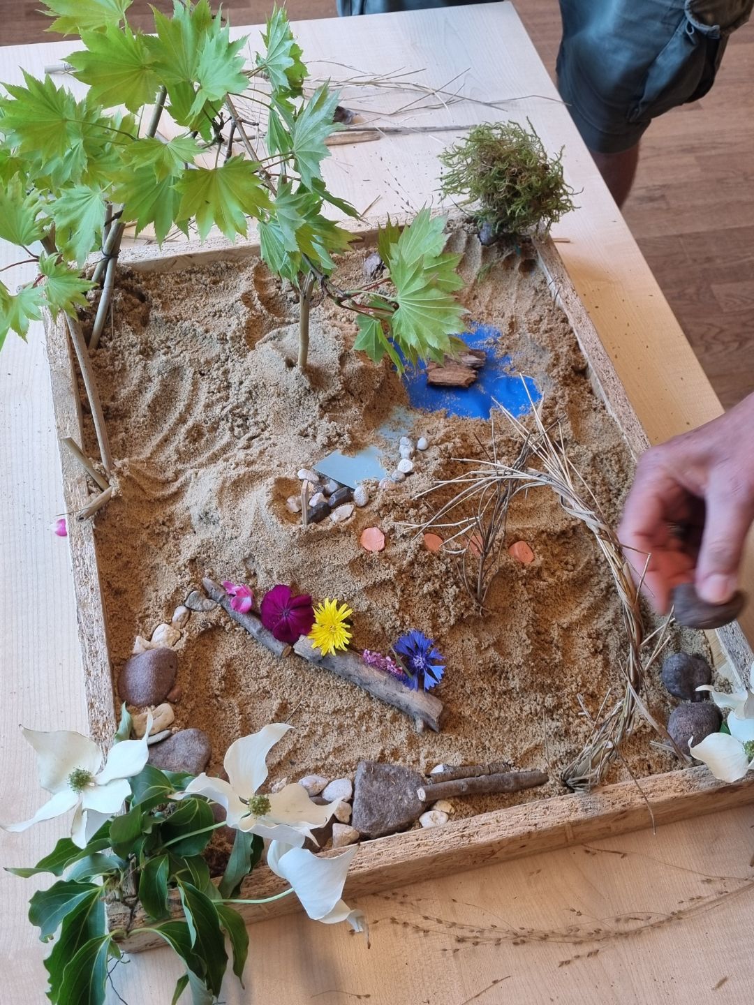 Modell eines Schulgartens aus Naturmaterialien