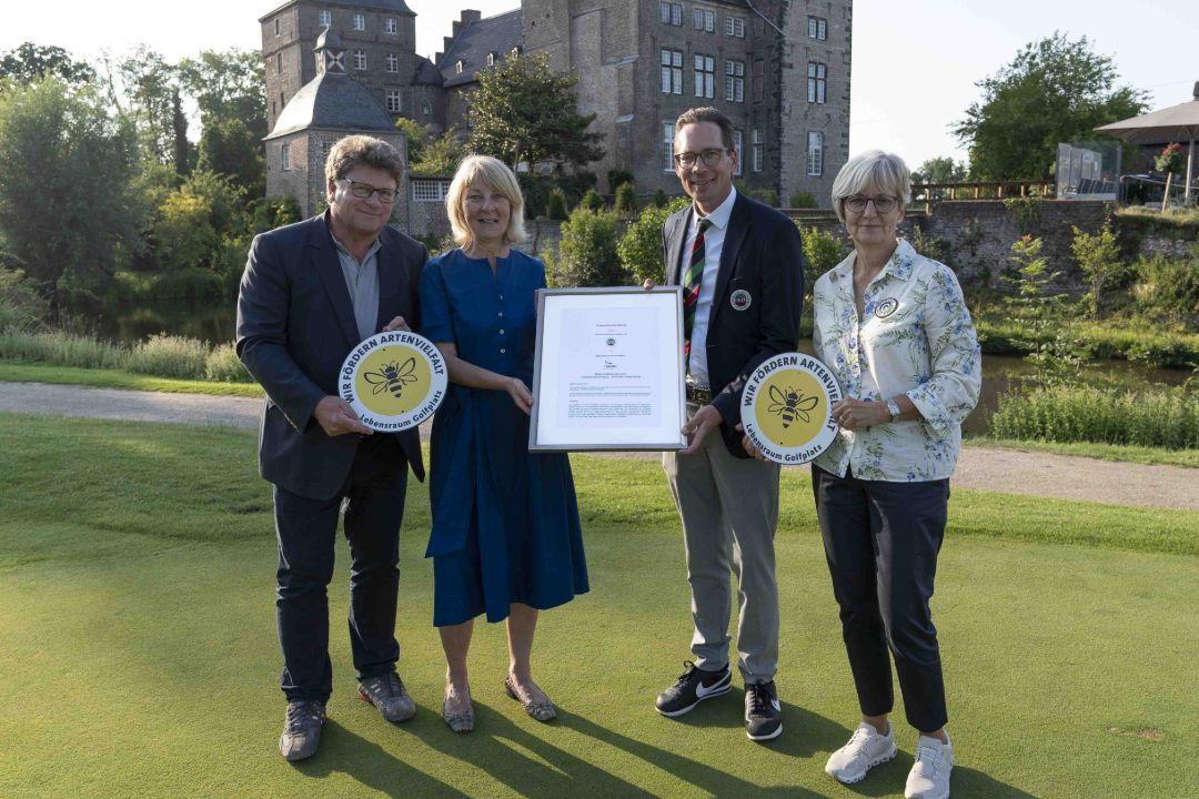 Auf dem Foto sind Vertreter*innen des NABU NRW und des Golfverbandes zu sehen, die eine Kooperationsvereinbarung pr&auml;sentieren.