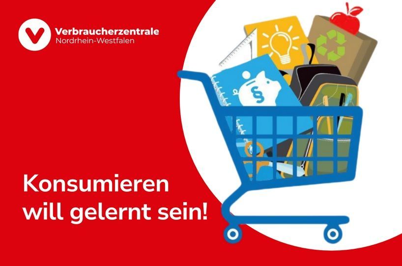 Ein leerer Einkaufswagen, der mit bunten Alltagsgegenst&auml;nden gef&uuml;llt ist, darunter ein Apfel, ein kleiner Rucksack, ein Haushaltsbuch, eine Schere und weitere Alltagsartikel. 