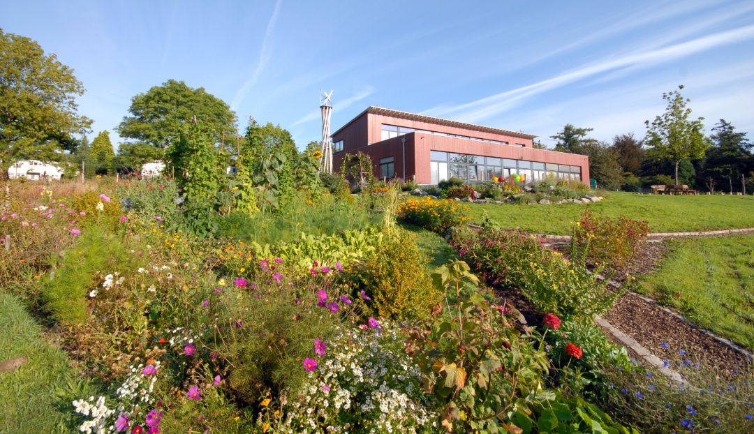 Stationsgeb&auml;ude mit ehemaligem Bauerngarten.