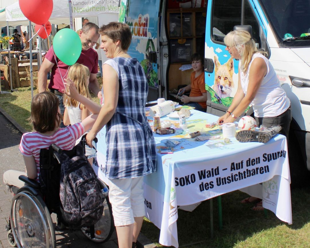 Rollstuhlfahrerin am Waldmobil der Schutzgemeinschaft Deutscher Wald