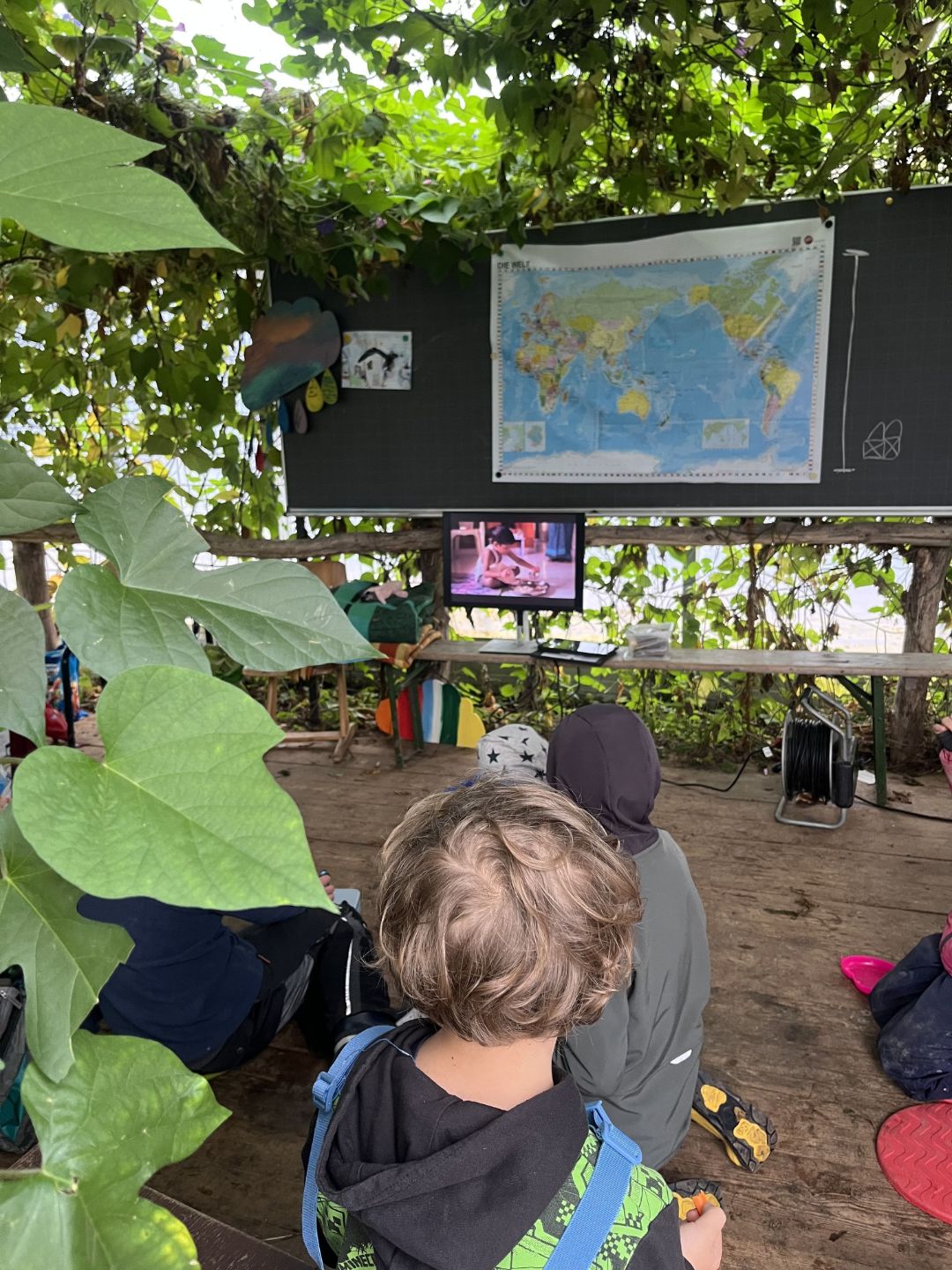 Workshopteilnehmende sammeln und clustern Kinderrechte