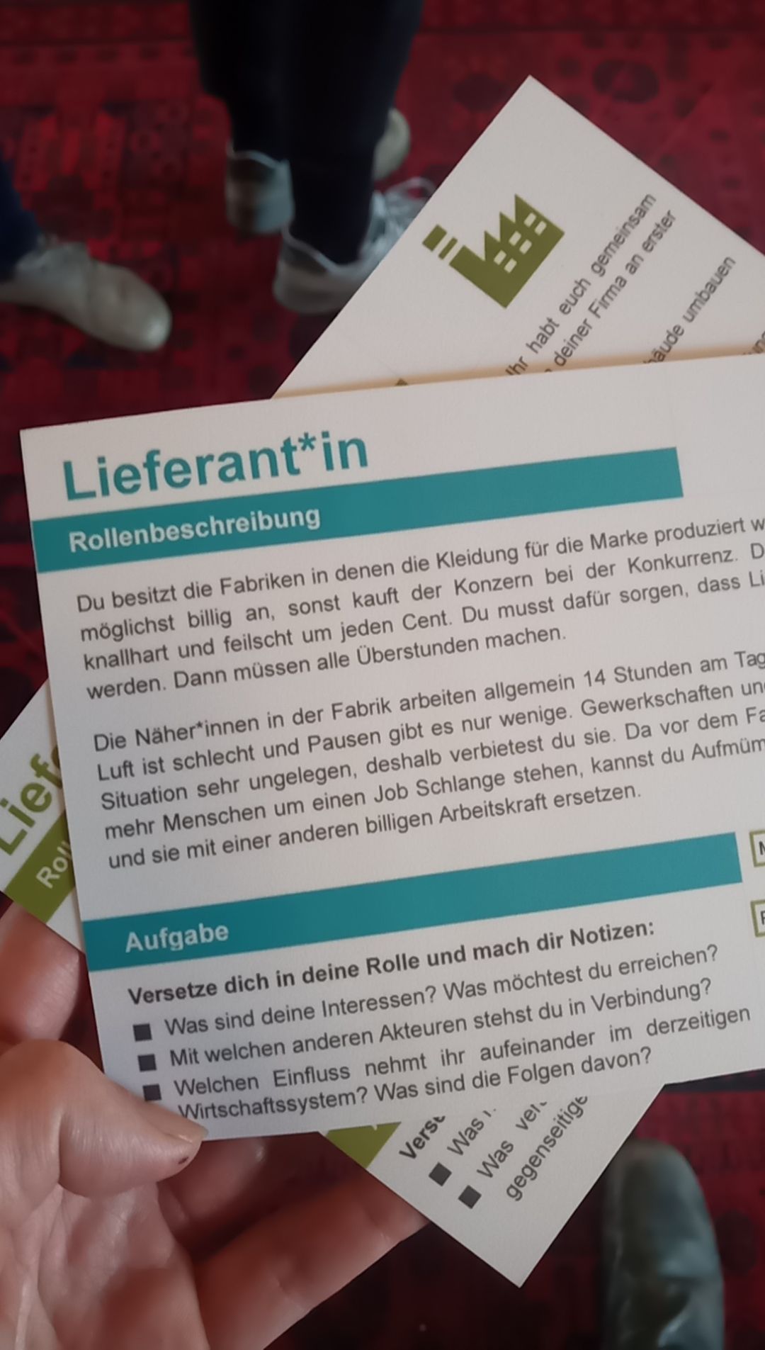 Eine Hand h&auml;lt eine Methodenkarte