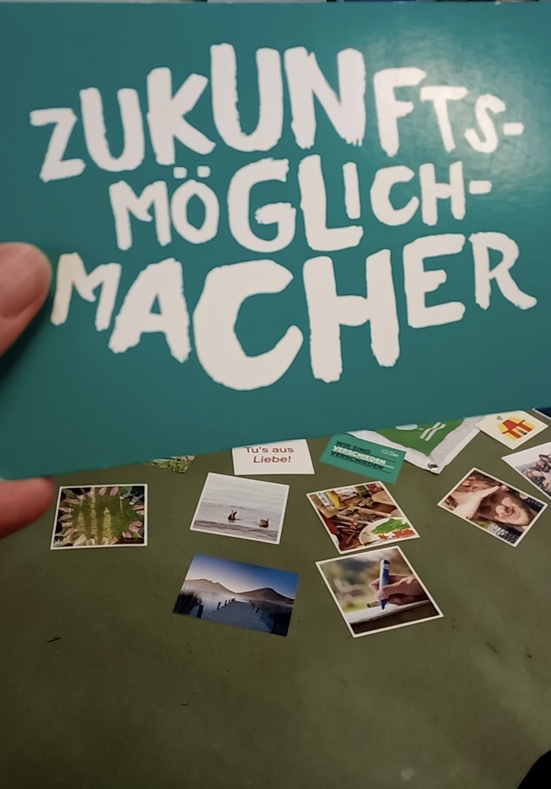Eine Postkarte auf der Zukunftsm&ouml;glichmacher*in steht