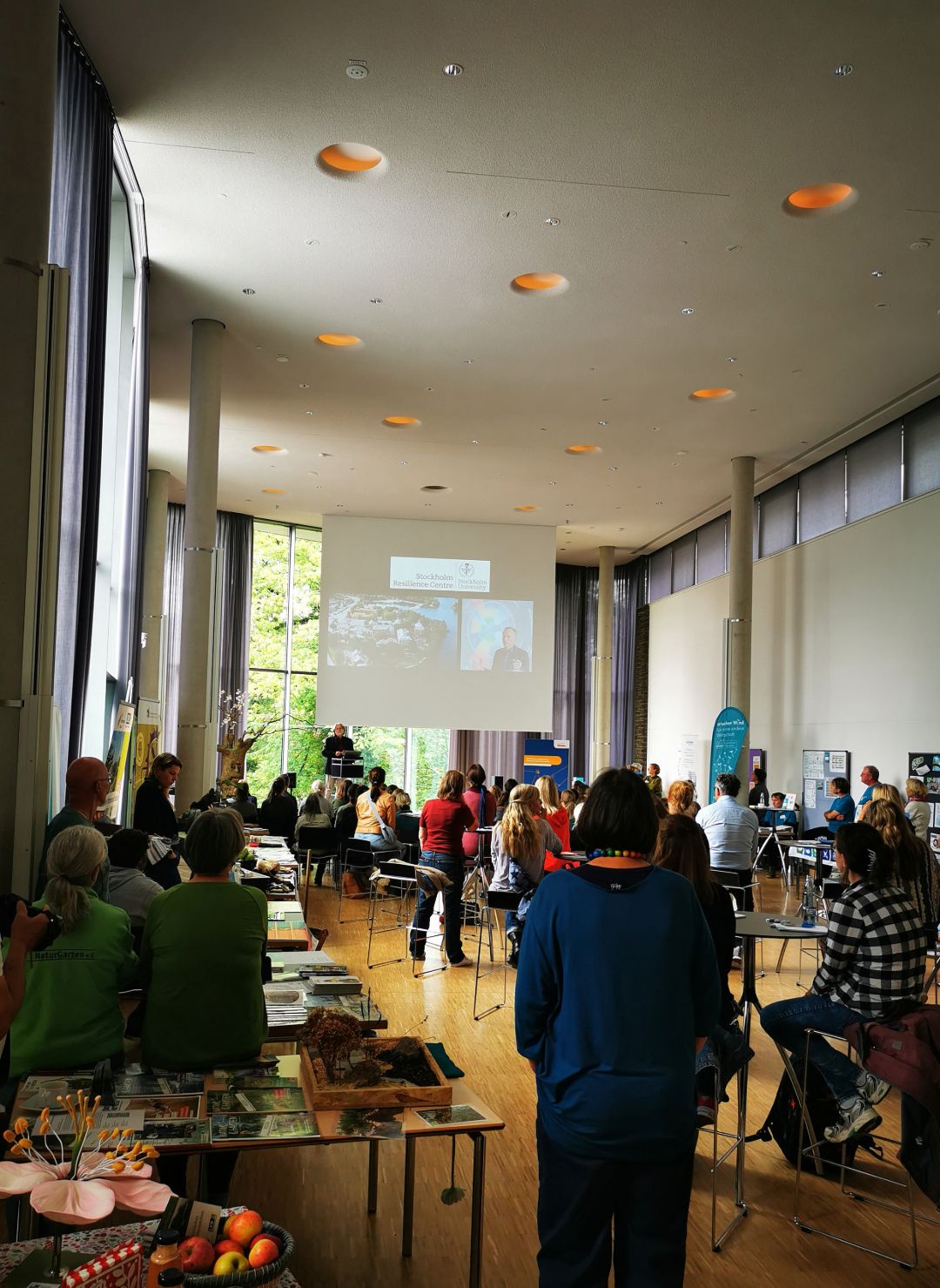 Vortrag bei dem Lehrer:innen dem Referenten zuh&ouml;ren