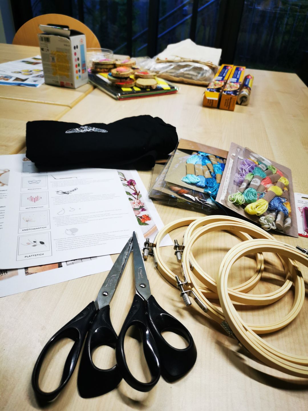 Ein Tisch mit Materialien zum Upcycling von Kleidung