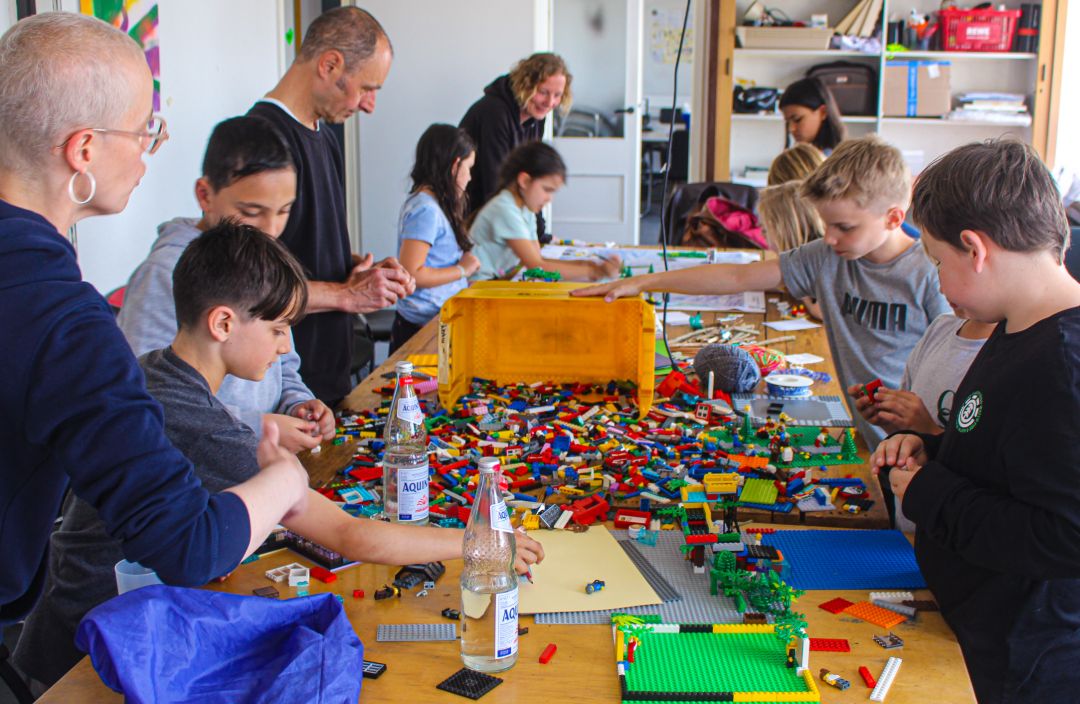 Kinder bauen mit Bausteinen und Bastelmaterial ihre nachhaltige Stadt am Lernort B-Side in M&uuml;nster