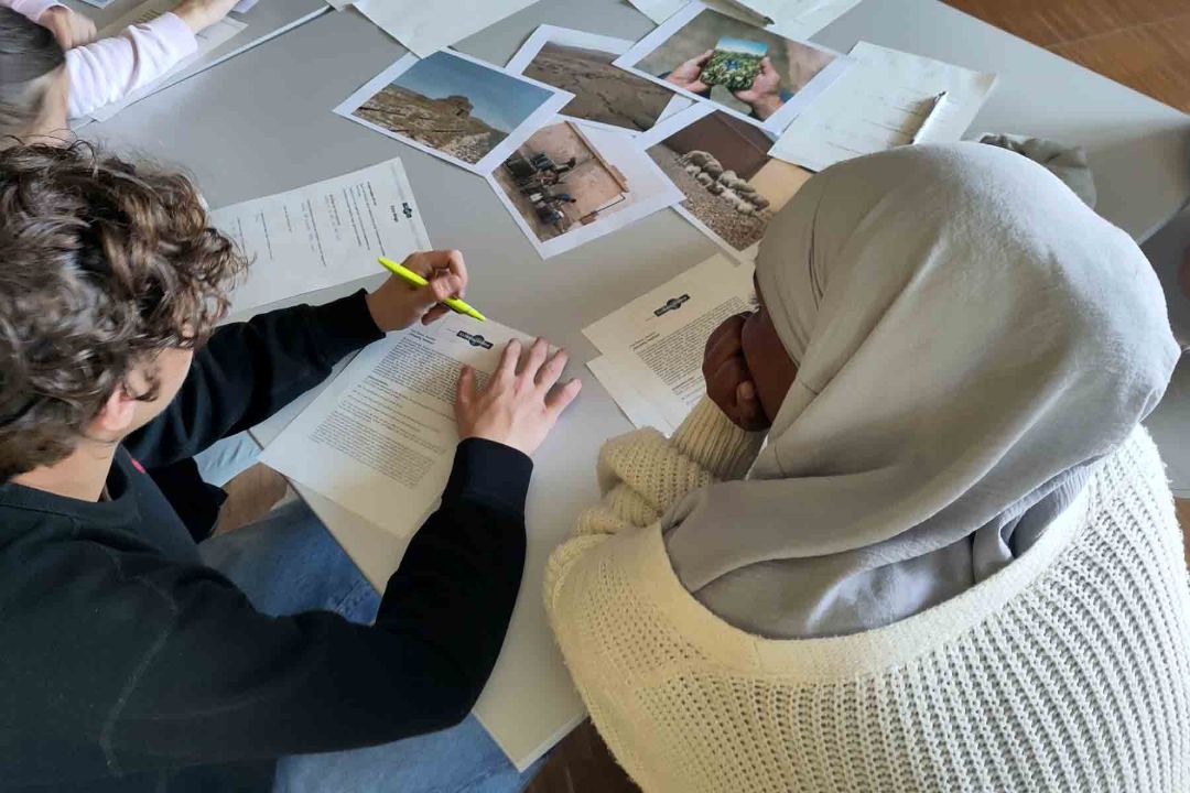 Zwei Sch&uuml;ler*innen schauen sich Fotos an