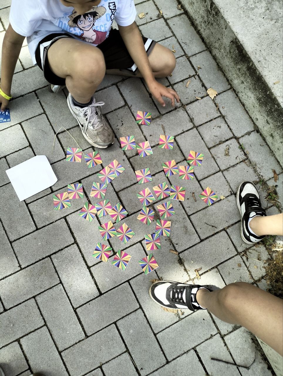 Grundschulkinder spielen ein Memory zu den 17 SDGs