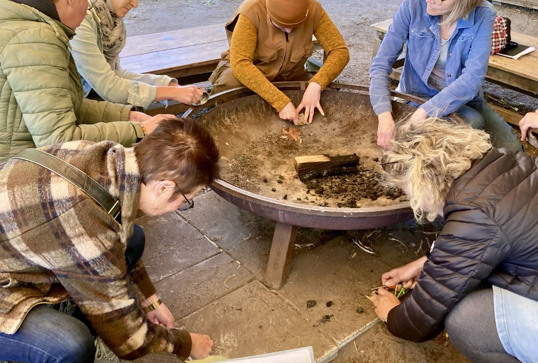 Menschen am Feuer