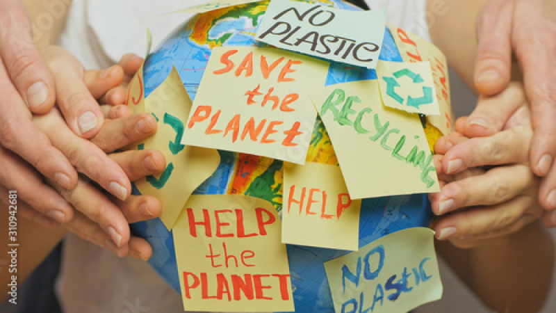 Globus mit Post-its zum Thema Klimaschutz