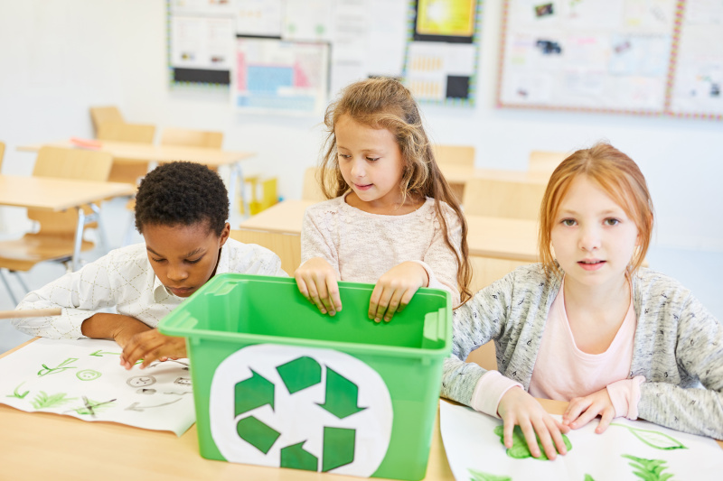Kinder studieren Recycling-Kennzeichnungen