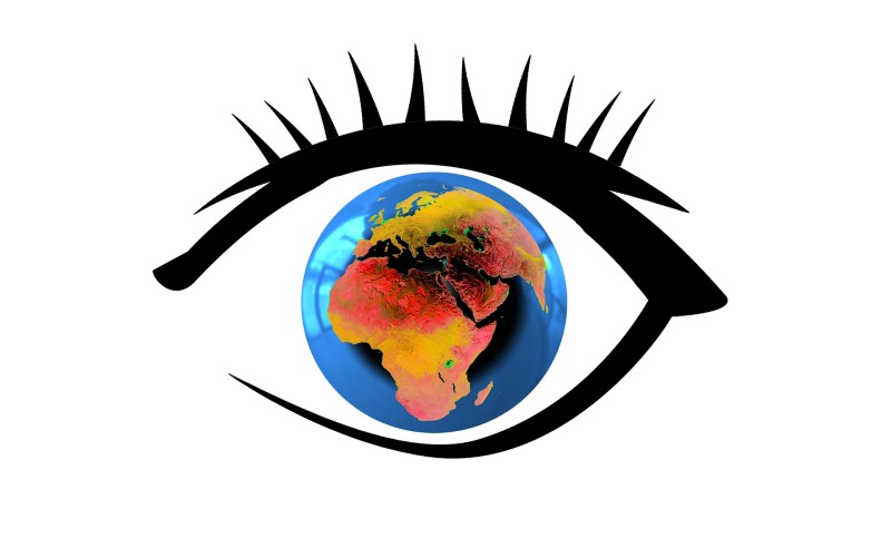 Weltkugel als Iris ineinem gezeichneten Auge - Die ganze Welt im Blick
