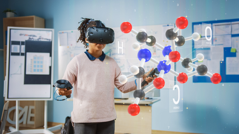 Mädchen mit VR Brille steht vor einem virtuellen Molekül
