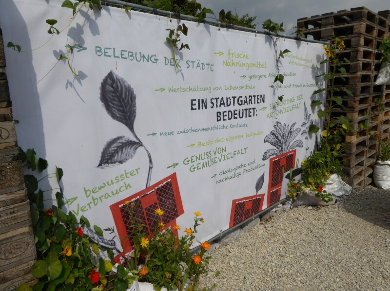 Ein Banner beschreibt die Bedeutung von Stadtgärten.
