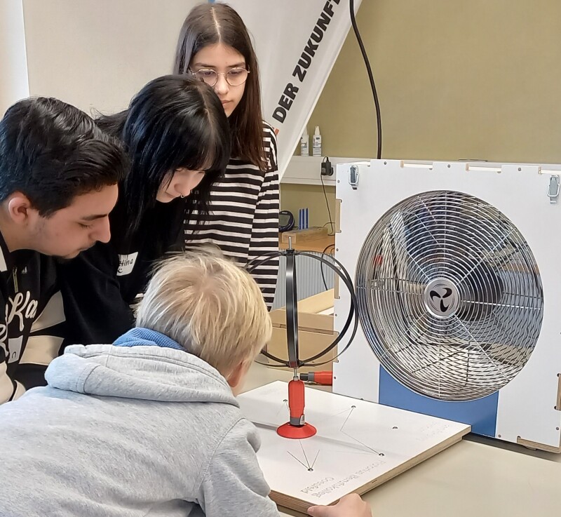 Schüler:innen experimentieren mit einem selbst zusammengebauten Windrad