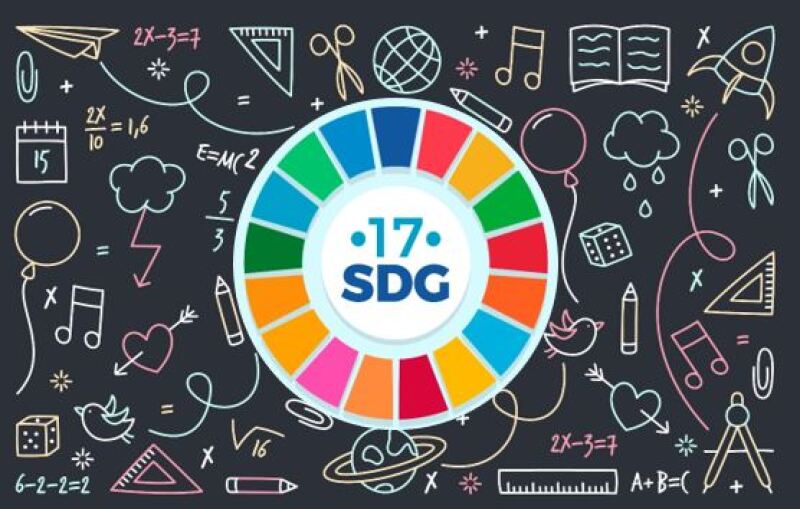 in der Mitte kreisförmig der SDG-Farbkreis, darum herum skizzierte Symbole aus dem Kontext Schule auf dunklem Untergrund