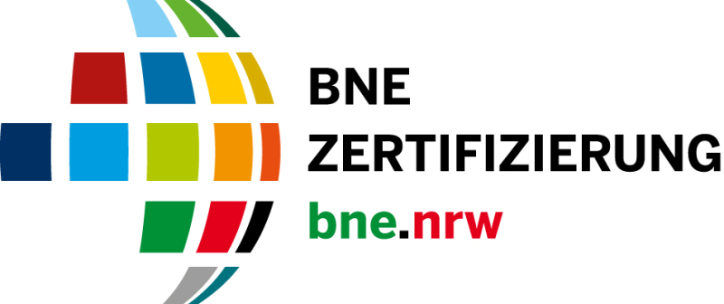 Das Kurzlogo der BNE-Zertifizierung NRW setzt sich aus einem stilisierten, bunten Globus und dem Schriftzug "BNE Zertifizierung bne.nrw" zusammen. 