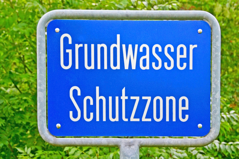 Blick auf ein blaues Schild mit der Aufschrift "Grundwasserschutzzone"