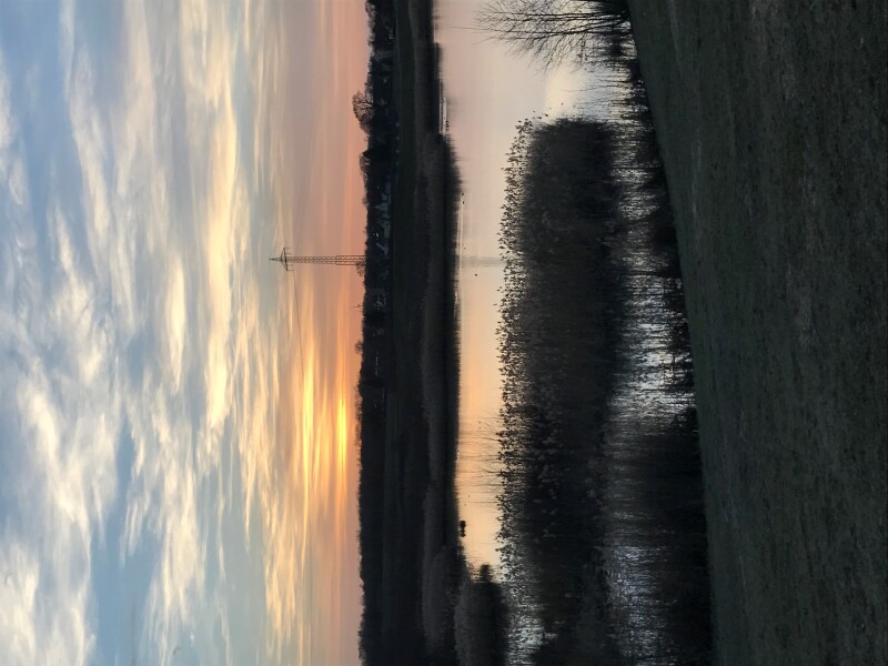 Sonnenuntergang über dem Hochwasserrückhaltebecken Mengede/Emscher-Auen