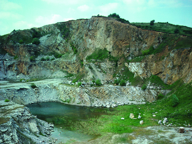 Steinbruch, im Vordergrund Wasser